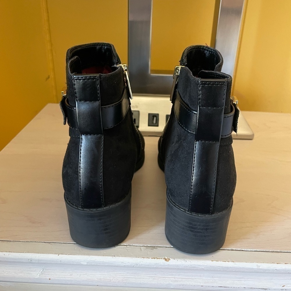 TOMMY HILFIGER Women’s Shoe Flat Ankle Booties Black Suede Gold Accents Size 6.5 - Picture 5 of 10